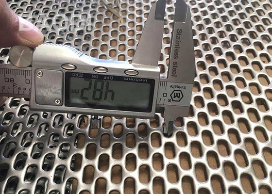 2mの長さはCNCの打つ穴があいた金属の網鋼鉄純スクリーンに電流を通した