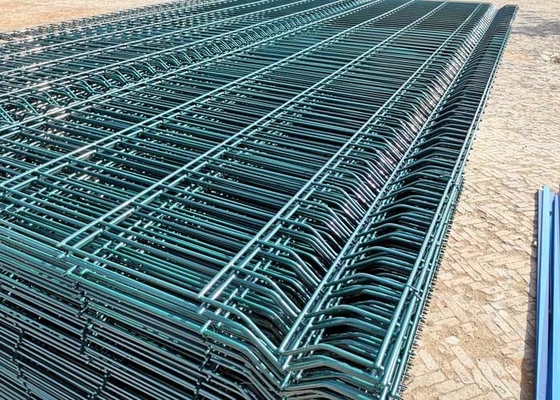 Antirust 50x150mmの金網の防御フェンスポリ塩化ビニールは溶接された格子に塗った