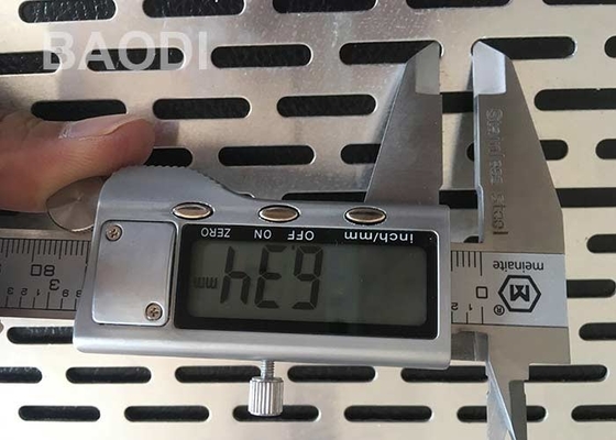 細長い穴がつく打つことは0.5mmの0.8mm穴があいたアルミニウム網フィルター鉱山スクリーンに穴をあける