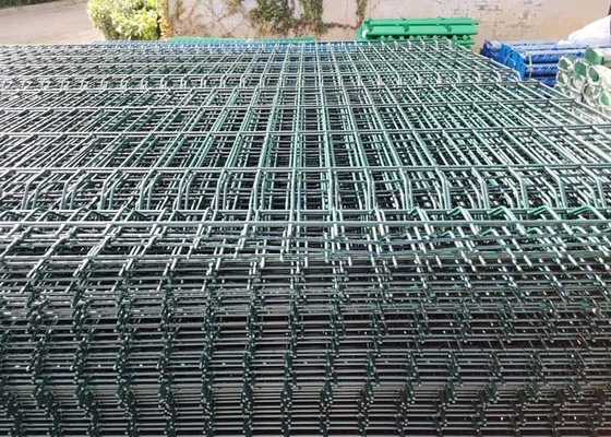 溶接された鉄の角目に塗る6ftの庭の金網の塀ポリ塩化ビニール