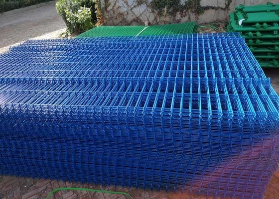 50x100mmの正方形のポストの鋼線の網の塀は青い粉の噴霧を溶接した