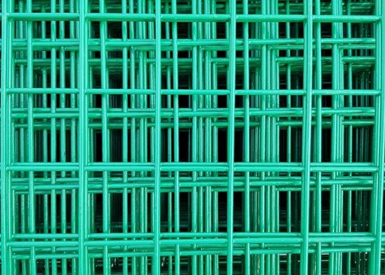庭6mmは溶接された金網の塀のモモのポストに電流を通した